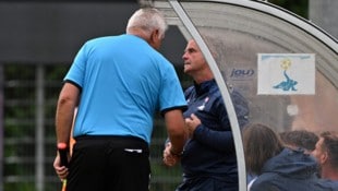 Shakehands zwischen Linienrichter Erlbeck und Torwarttrainer Smrecnik – danach ging die Partie ...