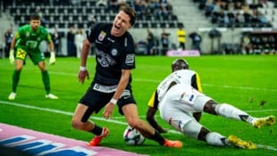 LASK-Profi Adeniran mit dem bösen Foul an Sturms Tim Oermann.