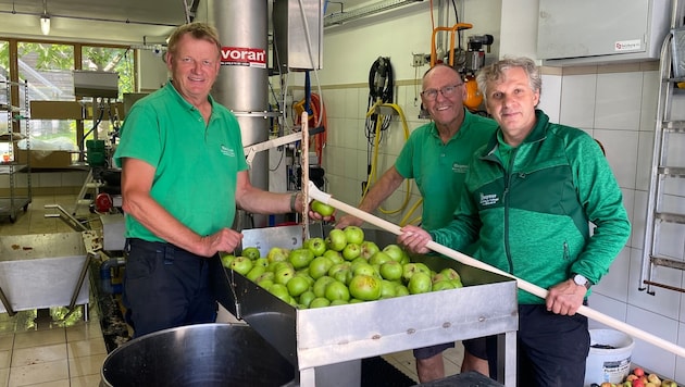 Die Obstpresse steht bereit, die Vorfreude auf Saft ist groß.