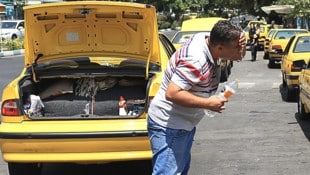 Bei sengender Hitze müssen die Bewohner Teherans Wasser sparen, denn die Hauptstadt des Iran ...