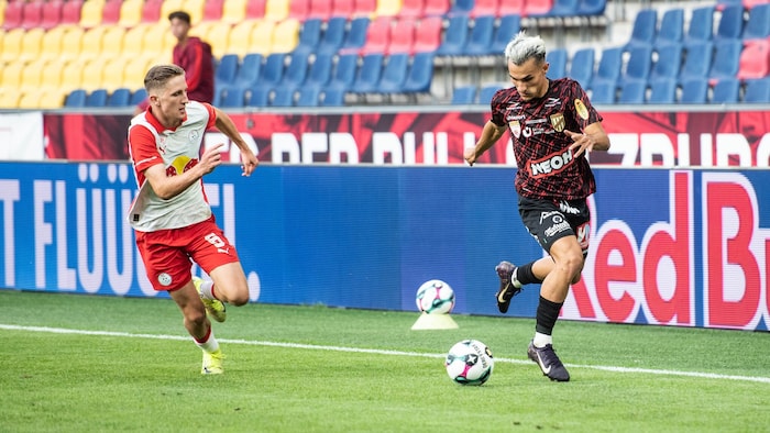 Haris Ismailcebioglu (r.) sorgte gegen Liefering auf der linken Seite für viel Wirbel.