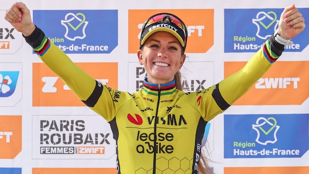 Pauline Ferrand-Prévot jubelt im Gelben Trikot.