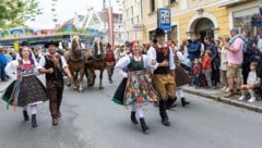 Beim traditionellen Trachtenumzug durfte das elegante Kirchtagsgewand aus dem Gailtal natürlich ...