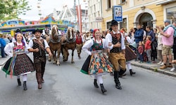 Beim traditionellen Trachtenumzug durfte das elegante Kirchtagsgewand aus dem Gailtal natürlich ...