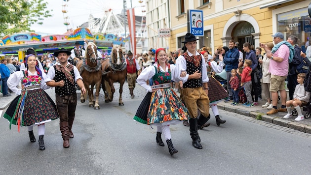 Beim traditionellen Trachtenumzug durfte das elegante Kirchtagsgewand aus dem Gailtal natürlich ...