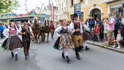 Beim traditionellen Trachtenumzug durfte das elegante Kirchtagsgewand aus dem Gailtal natürlich ...