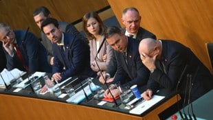 Wie die Sardinen muss sich die Koalition auf die Regierungsbank quetschen.
