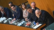 Wie die Sardinen muss sich die Koalition auf die Regierungsbank quetschen.