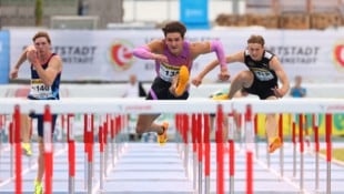 Enzo Diessl (Mi.) gewann die 110 Meter Hürden in starken 13,31.