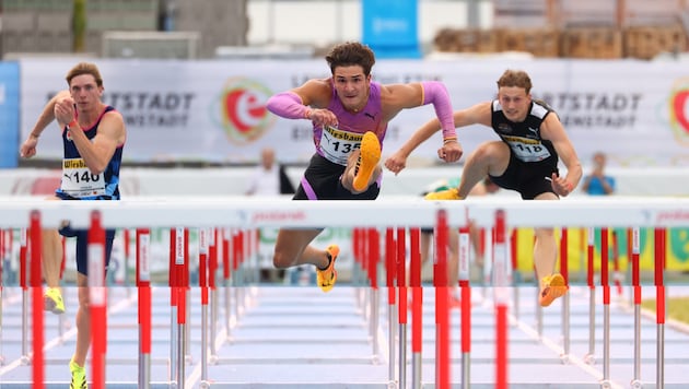 Enzo Diessl (Mi.) gewann die 110 Meter Hürden in starken 13,31.