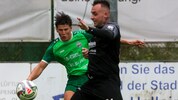 Halleins Müller (li.) traf gegen Siezenheim (re. Hoppenthaler) gleich doppelt