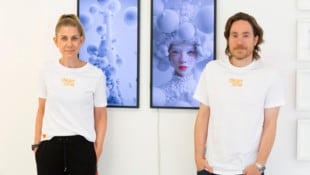 Denise Ender und Johannes Bayer vor einem ihrer Objekte