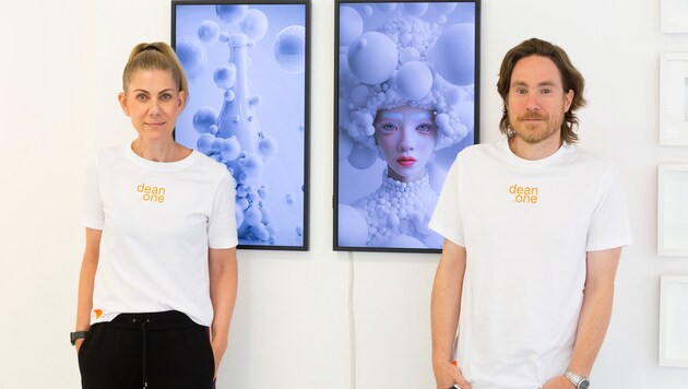 Denise Ender und Johannes Bayer vor einem ihrer Objekte