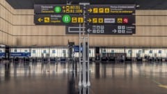 Weil sein Reisepass abgelaufen war, wollten die Rabeneltern einfach ohne ihren zehnjährigen Sohn ...