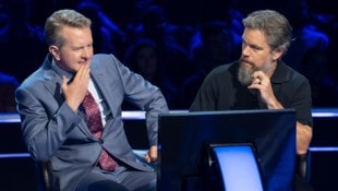 Matt Damon (im Bild mit Quiz-Partner Ken Jennings) knackt die Millionenfrage bei „Wer wird ...