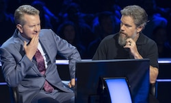 Matt Damon (im Bild mit Quiz-Partner Ken Jennings) knackt die Millionenfrage bei „Wer wird ...