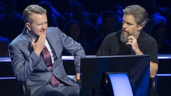 Matt Damon (im Bild mit Quiz-Partner Ken Jennings) knackt die Millionenfrage bei „Wer wird ...