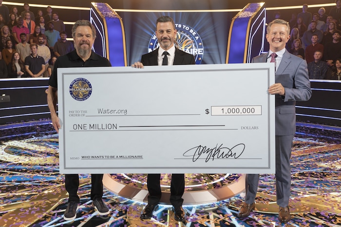 Gewonnen! Damon kann für seine Wohltätigkeitsstiftung eine Million Dollar mitnehmen.