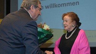 2013 verlieh Bürgermeister Helmut Manzenreiter Maria Luise Caputo-Mayr den Villacher Kulturpreis ...