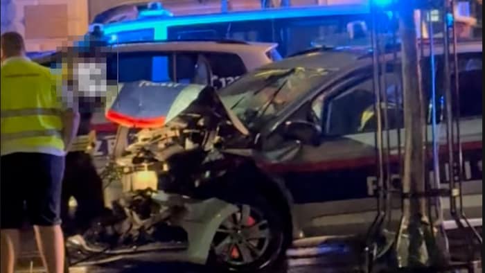 Die beiden Polizistinnen wurden bei der Kollision mit der Straßenbahn schwer verletzt.