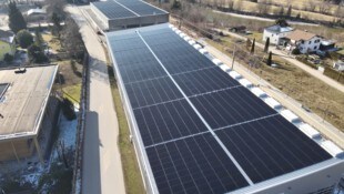 Das Dach wurde zur Sonnenstrom-Farm – und davon profitieren auch die Mitarbeiter