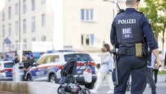 Die Polizei hat im Bereich Yppenplatz schon Stellung bezogen, die Attacke konnte man trotzdem ...