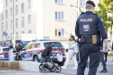 Die Polizei hat im Bereich Yppenplatz schon Stellung bezogen, die Attacke konnte man trotzdem ...