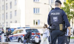 Die Polizei hat im Bereich Yppenplatz schon Stellung bezogen, die Attacke konnte man trotzdem ...
