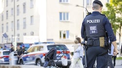 Die Polizei hat im Bereich Yppenplatz schon Stellung bezogen, die Attacke konnte man trotzdem ...