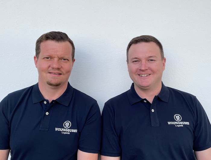 Die beiden Geschäftsführer Franz und Johann Wolfsgruber (von li.) ließen auf ihren Firmendächern ...