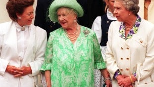 Prinzessin Margaret im August 1993 mit ihrer Mutter Queen Mum und ihrer Schwester Queen ...