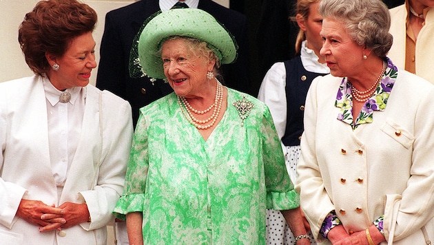 Prinzessin Margaret im August 1993 mit ihrer Mutter Queen Mum und ihrer Schwester Queen ...