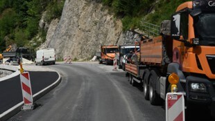 Auf Hochtouren laufen die Arbeiten in Črna, um die Straße wieder befahrbar zu machen