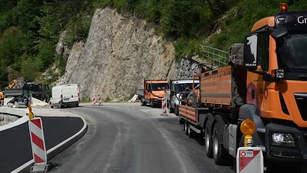 Auf Hochtouren laufen die Arbeiten in Črna, um die Straße wieder befahrbar zu machen