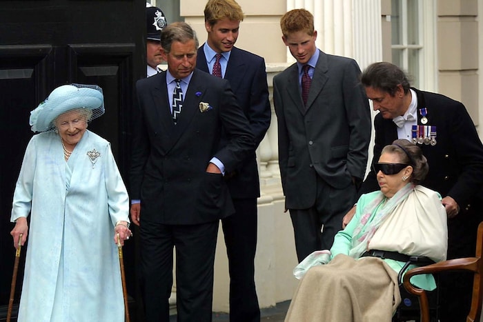 Queen Mum (l.) an ihrem 101. Geburtstag (4. August 2001) vor Clarence House – an ihrer Seite ...