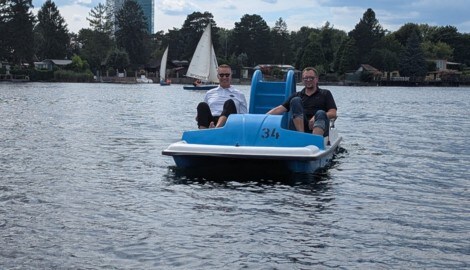 Caps-Coach Gerry Fleming (li.) bei der Pre-Season-Tretbootfahrt mit der „Krone“.