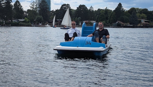 Caps-Coach Gerry Fleming (li.) bei der Pre-Season-Tretbootfahrt mit der „Krone“.