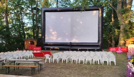 Leere Stühle kennzeichneten bisher das Freiluft-Kino im Schlosspark.