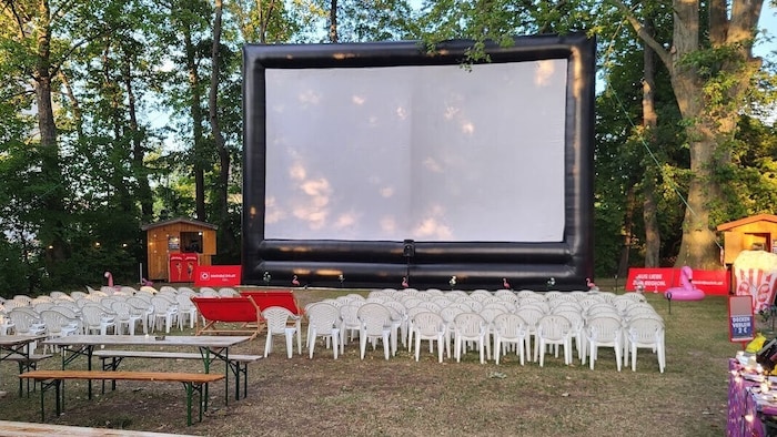 Leere Stühle kennzeichneten bisher das Freiluft-Kino im Schlosspark.