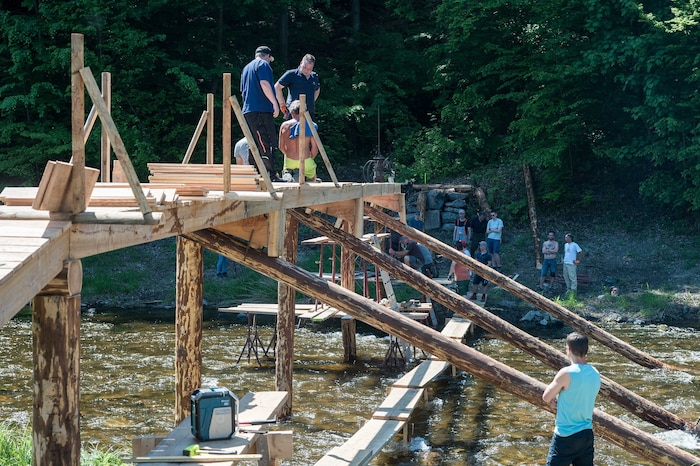 Das Hochwasser hatte den alten Steg weggerissen – also musste ein neuer gebaut werden.