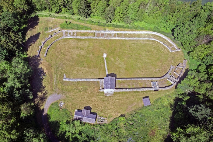 Gladiatoren kämpfen am 9. August im Amphitheater Virunum am Zollfeld.