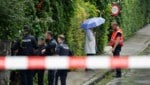 Polizei befragte Passanten nahe des Tatortes in Salzburg-Gnigl.