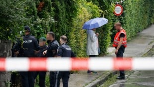 Polizei befragte Passanten nahe des Tatortes in Salzburg-Gnigl.