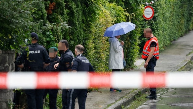 Polizei befragte Passanten nahe des Tatortes in Salzburg-Gnigl.