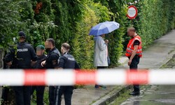 Polizei befragte Passanten nahe des Tatortes in Salzburg-Gnigl.