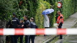 Polizei befragte Passanten nahe des Tatortes in Salzburg-Gnigl.