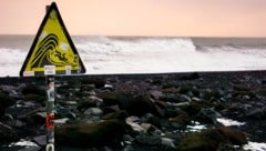 Trotz zahlreicher Warnhinweise versuchen immer wieder Touristen, möglichst nahe an die ...