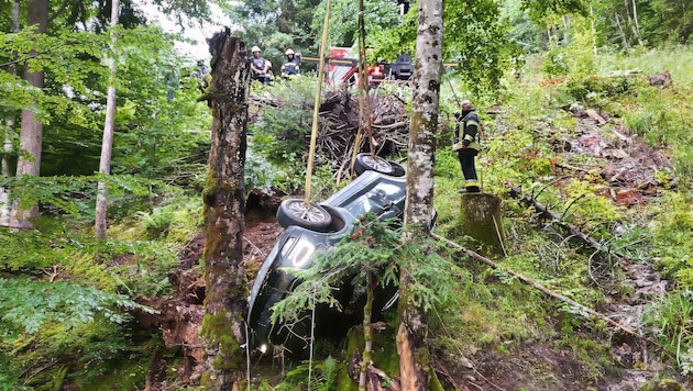 Das Auto stürzte in steiles Waldgelände ab.