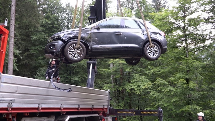 Das ramponierte Unfallfahrzeug wurde geborgen.