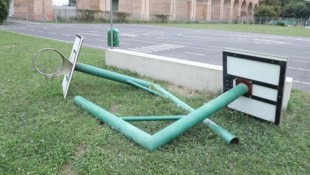 Die Basketballkörbe wurden kurzerhand abgeschnitten und in die Wiese gelegt.